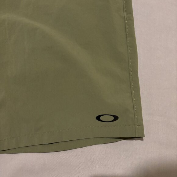 Oakley Shorts 33 33x10 Olive Green Flat Front Casual Lightweight Outdoor - Picture 2 of 7